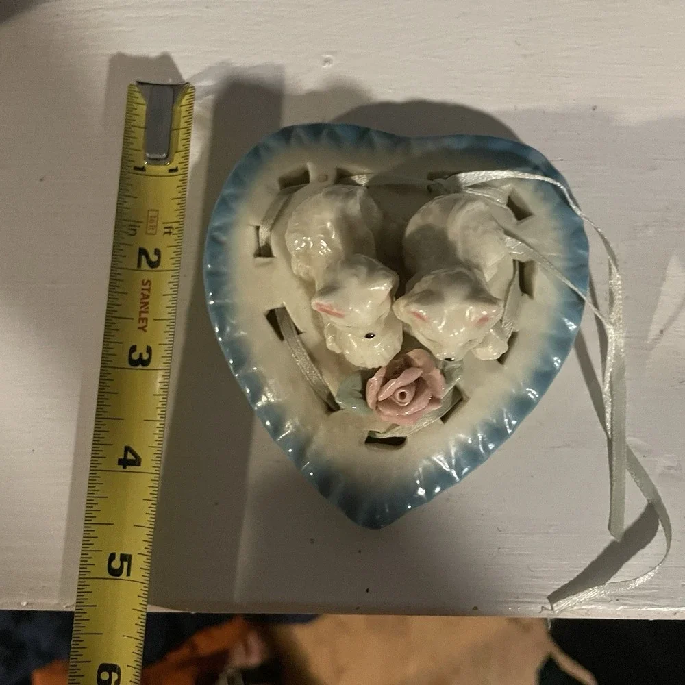 Vintage Heart Shaped Kitty Cats Playing with Yarn Ceramic Trinket Box Lid No Box